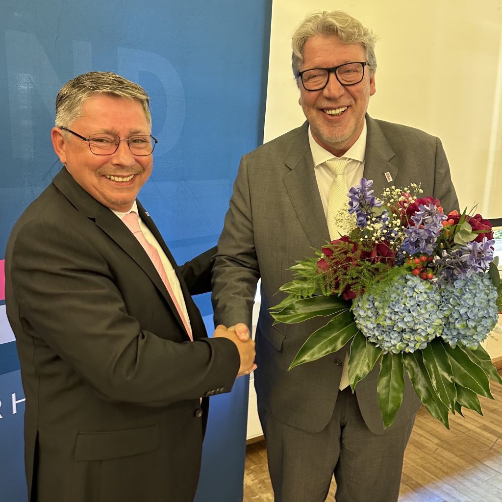 Markus Schröder gratuliert dem gewählten Landesvorsitzenden Ingo Dorendorf