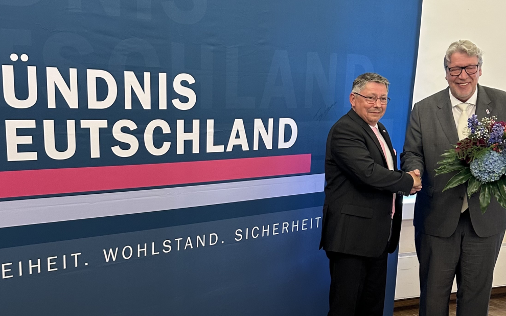 Markus Schröder gratuliert Ingo Dorendorf
